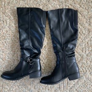 Black leather boots Size 8 medium